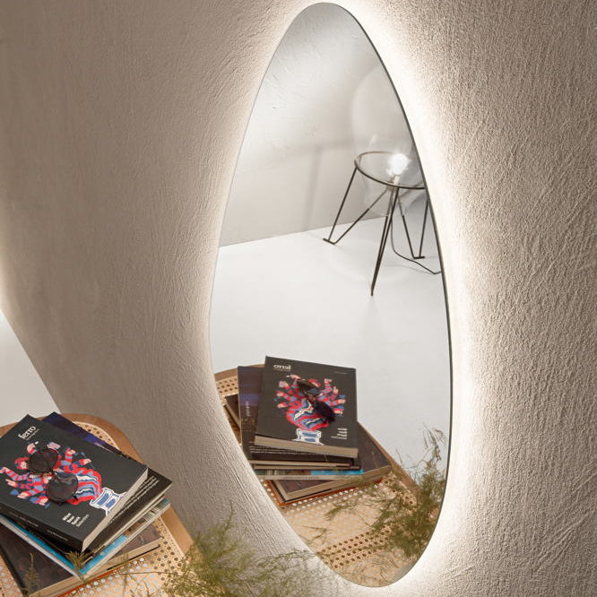 Specchio Drop dal design a goccia su sfondo casual