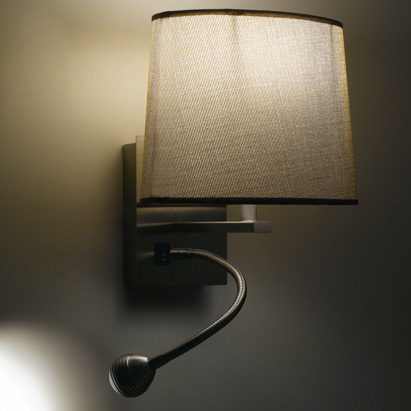 Applique da parete HELLY con diffusore in tessuto marrone e luce orientabile LED da lettura - FT-FeelThe