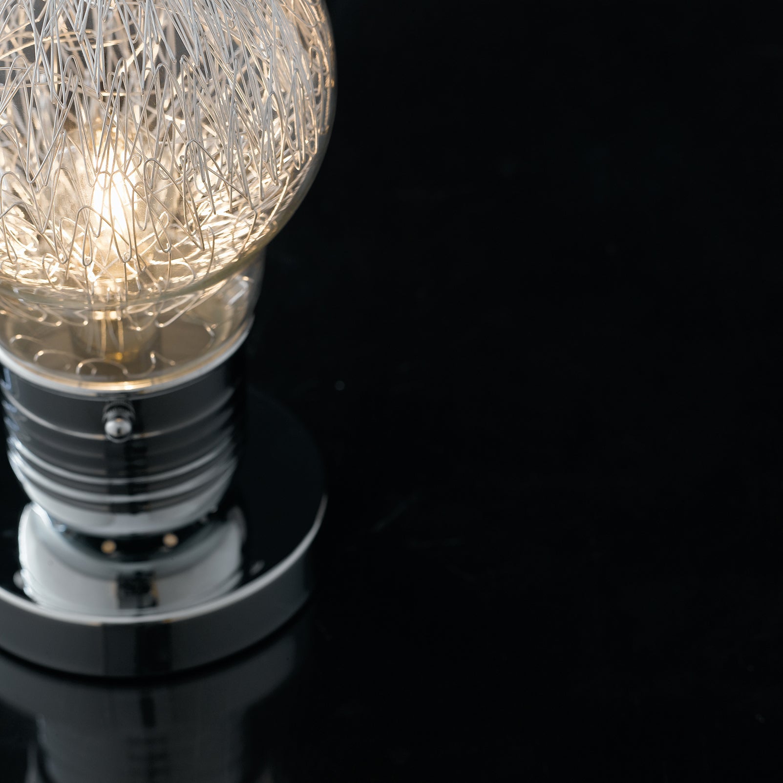 Lampada da tavolo collezione LAMPADINA in vetro con decoro interno con fili in alluminio