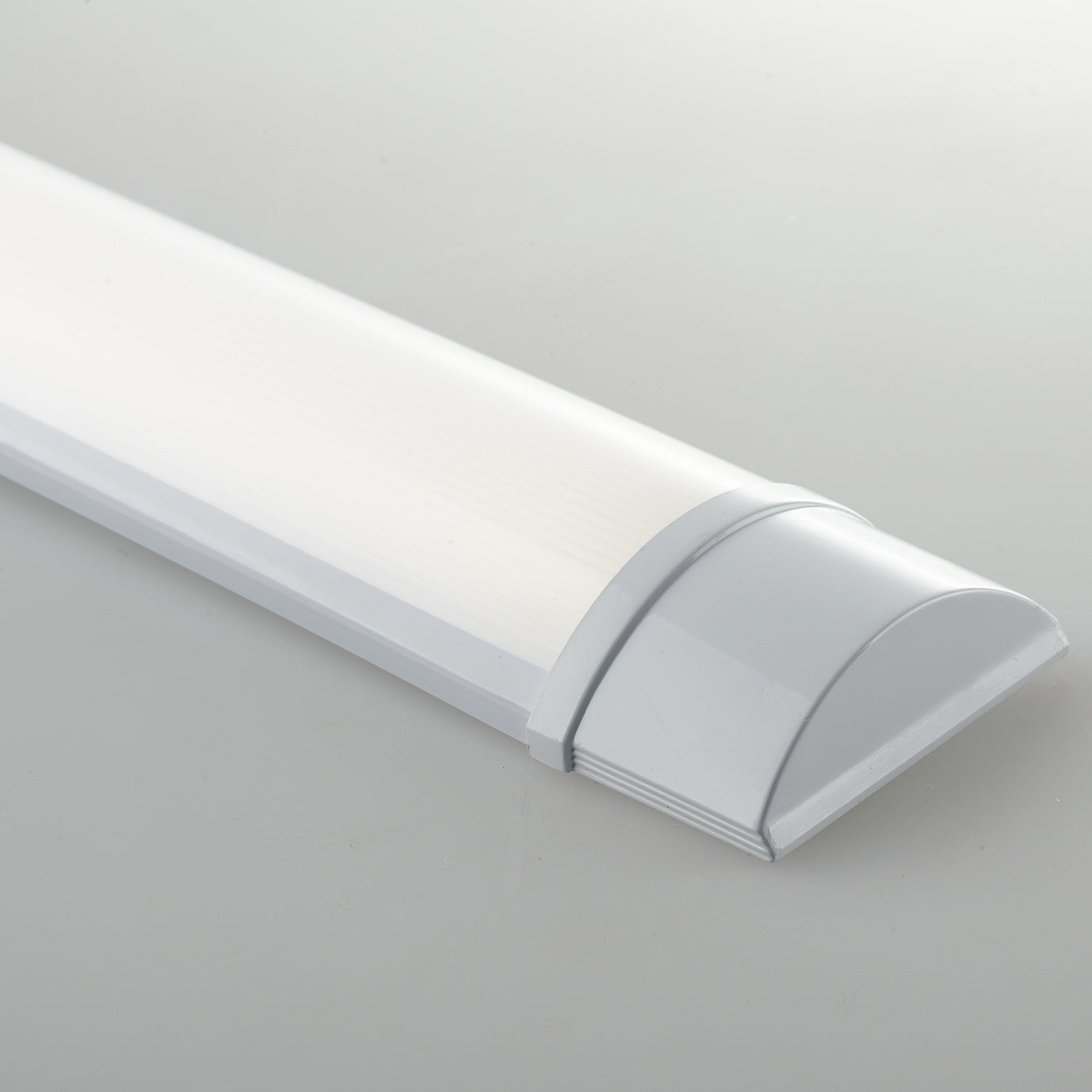 Barra LED bajo mueble BATTEN de aluminio blanco con luz natural 