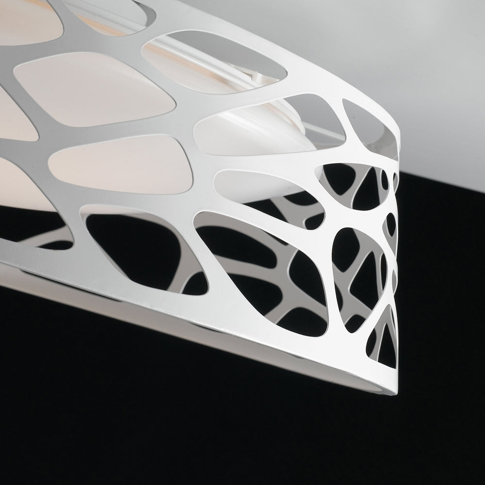 Plafonnier LED Maui avec structure en métal blanc mat, diffuseur en acrylique opale et lumière naturelle. Disponible en deux tailles
