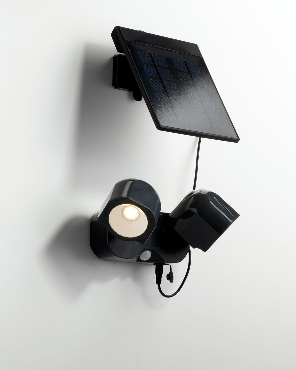 Proiettore per esterni Shiva con pannello solare e sensore di movimento inclusi, con duplice funzione a muro o portatile.