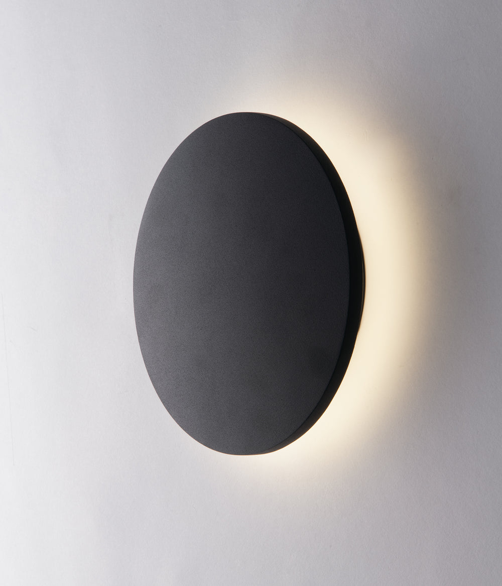 Aplique LED para exterior Amon en blanco o negro con retroiluminación de 360°