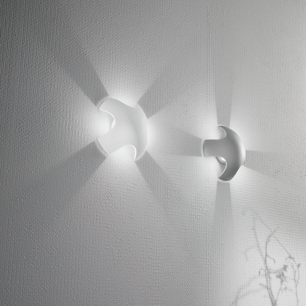 Applique d'extérieur LED Ghibli en aluminium gaufré blanc ou argent et lumière naturelle orientable dans plusieurs directions