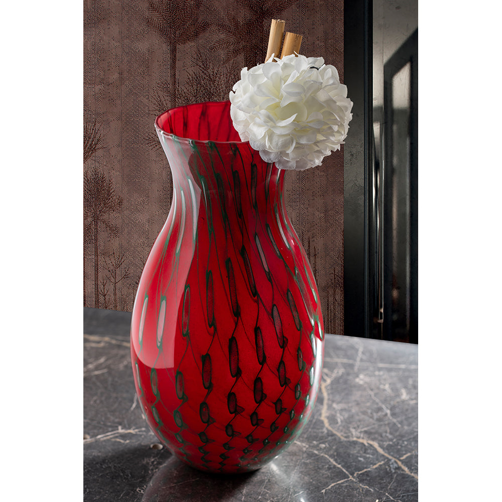 Vase artisanal en verre rouge foncé à décor vert