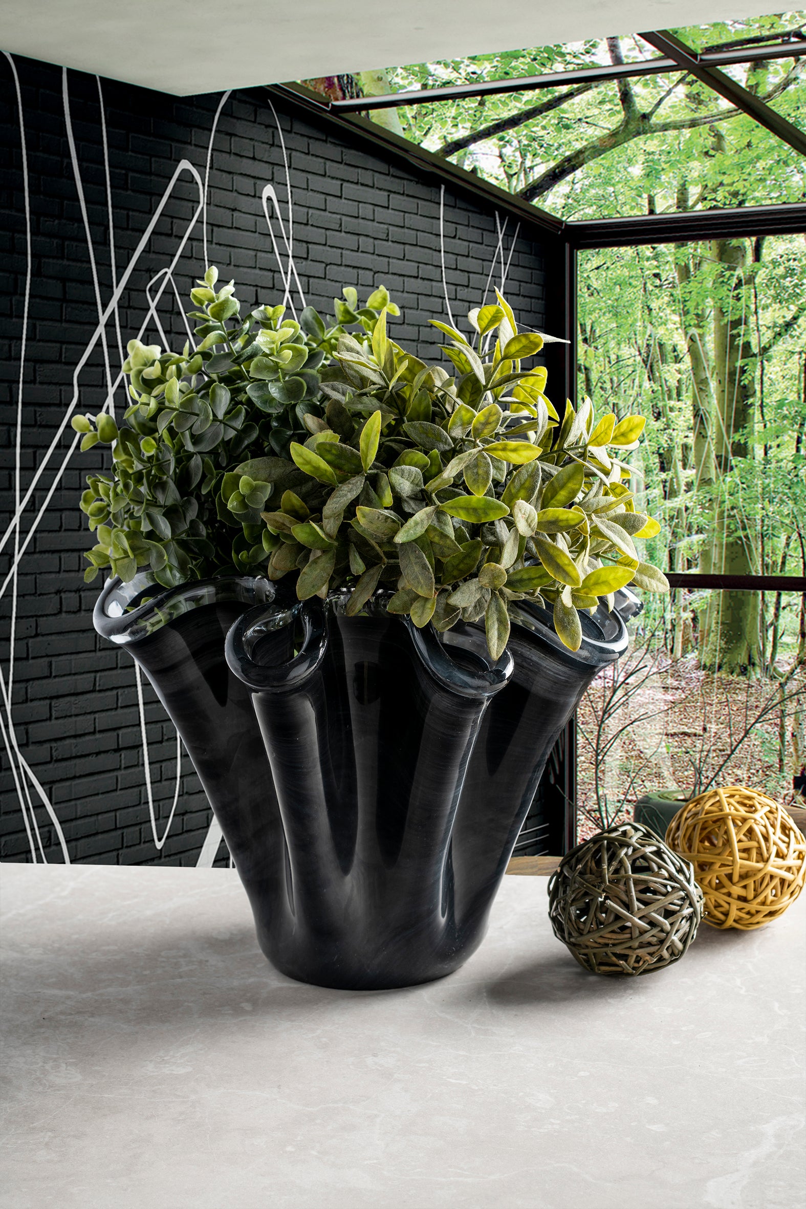 Vase artisanal en verre ondulé noir